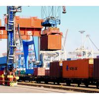 4497_0784 Verladung eines Containers mit einem Containerkran auf den Güterwaggon eines Containerzugs | Container Terminal Burchardkai CTB